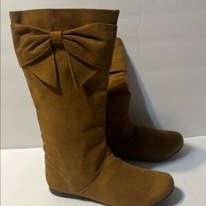 Elegant Tan Suede Winter Boots with Bow